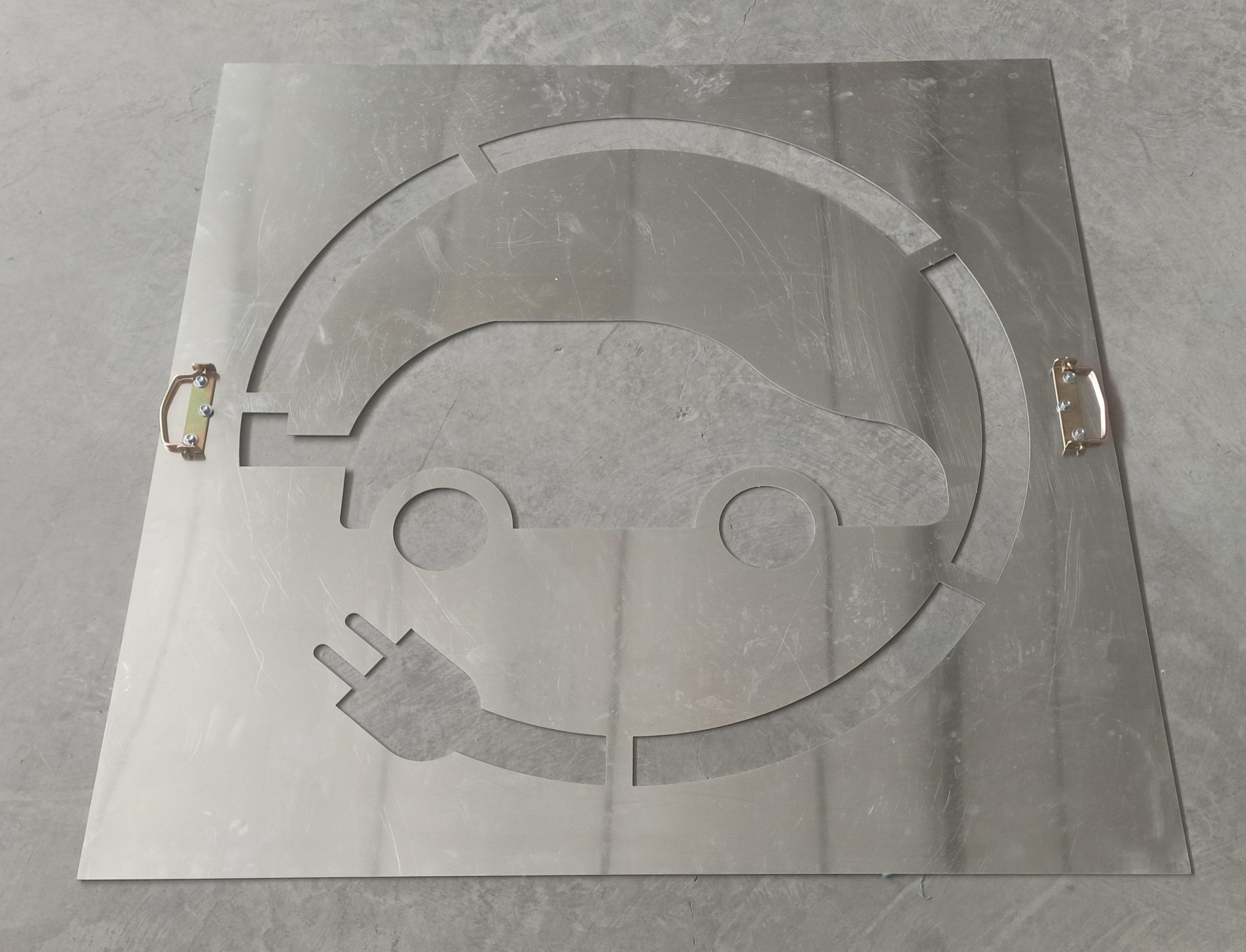 Plantillas a medida para señalización horizontal de parkings con corte CNC por chorro de agua